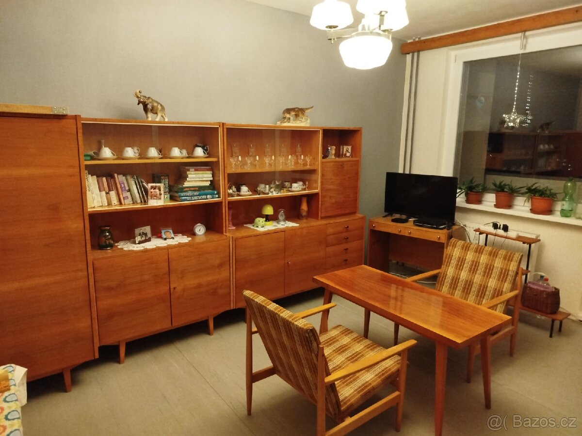 Prodej starého nábytku a polohového lustru