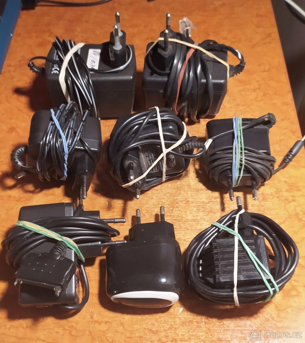 Síťové adptéry k mobilům, atp. - 8 ks