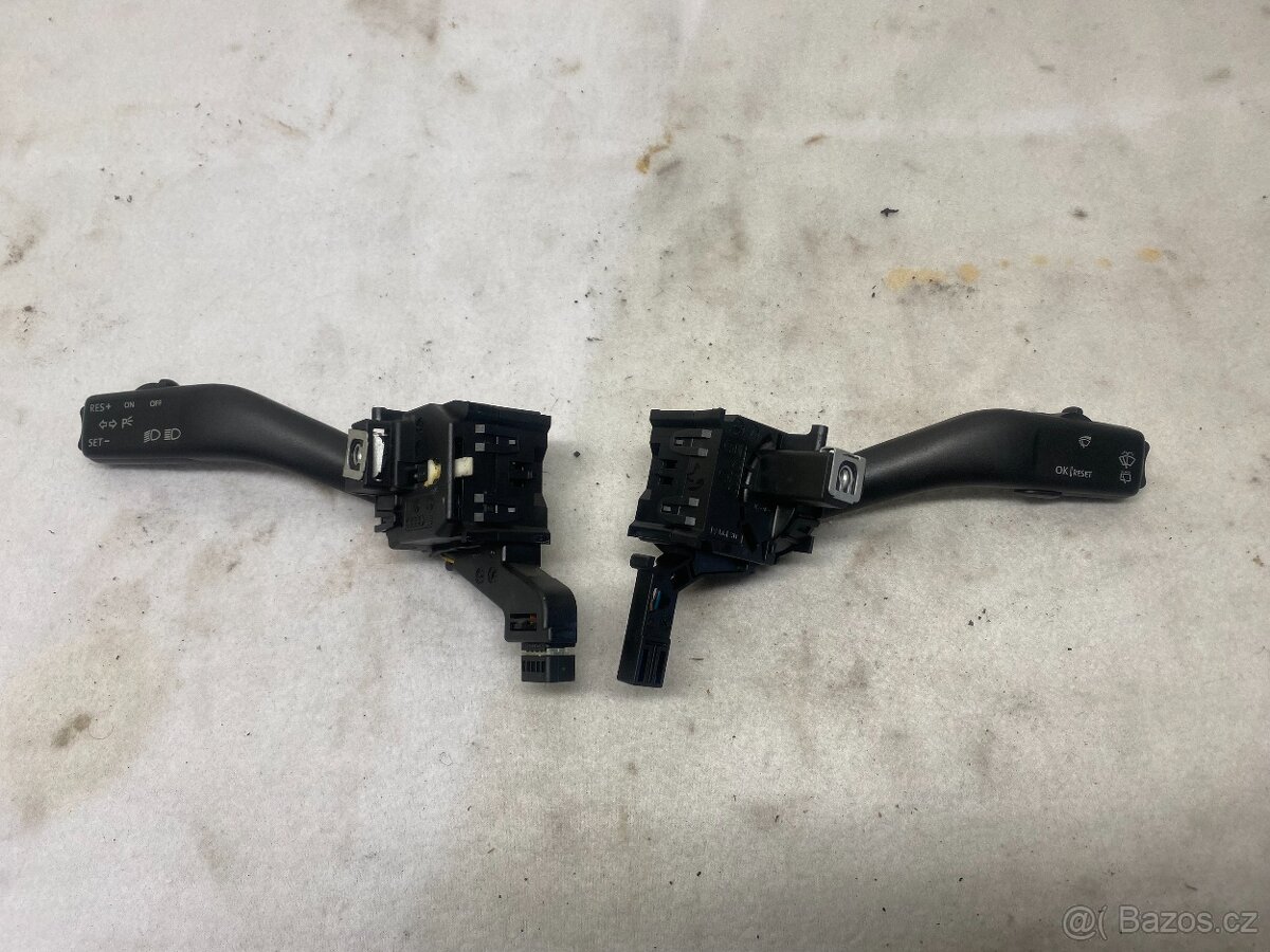 ŠKODA OCTAVIA 2 2004-2013 - PÁČKY POD VOLANT S TEMPOMATEM