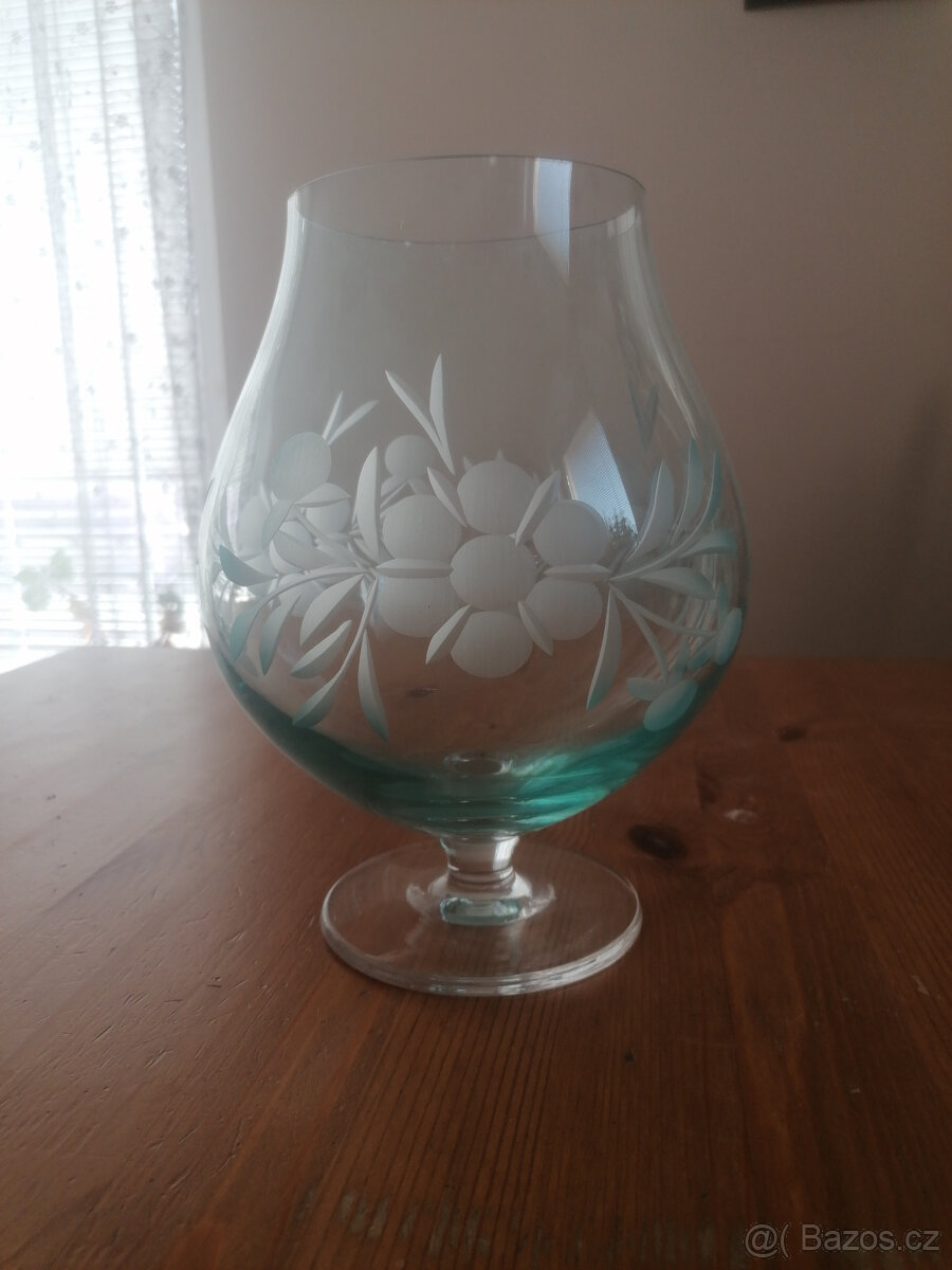 Broušená obří číše