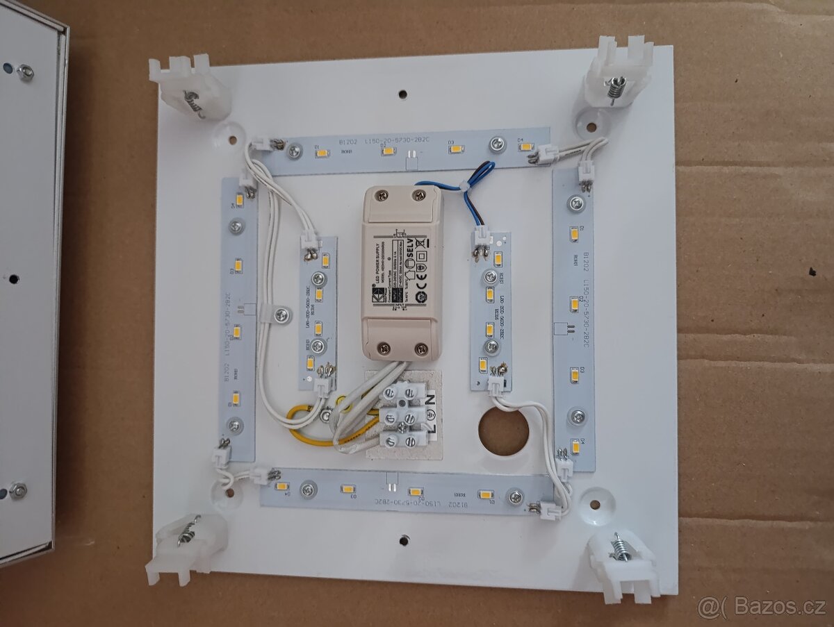 Dvě stropní svitidla