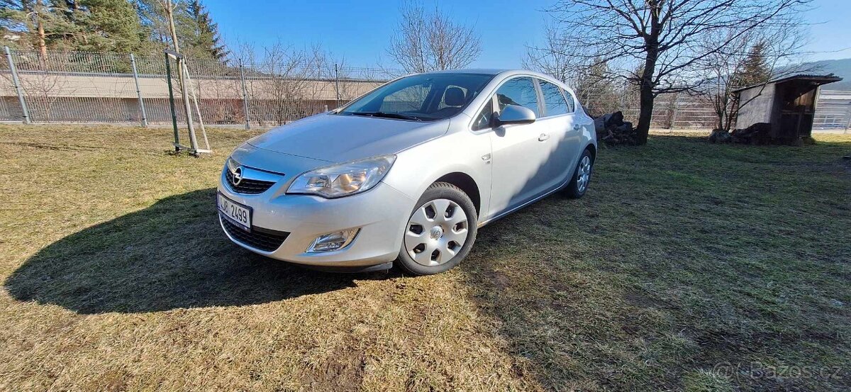 Opel Astra 1.7 CDTI (92 kW) – 2012, STK 2026, dvě sady kol