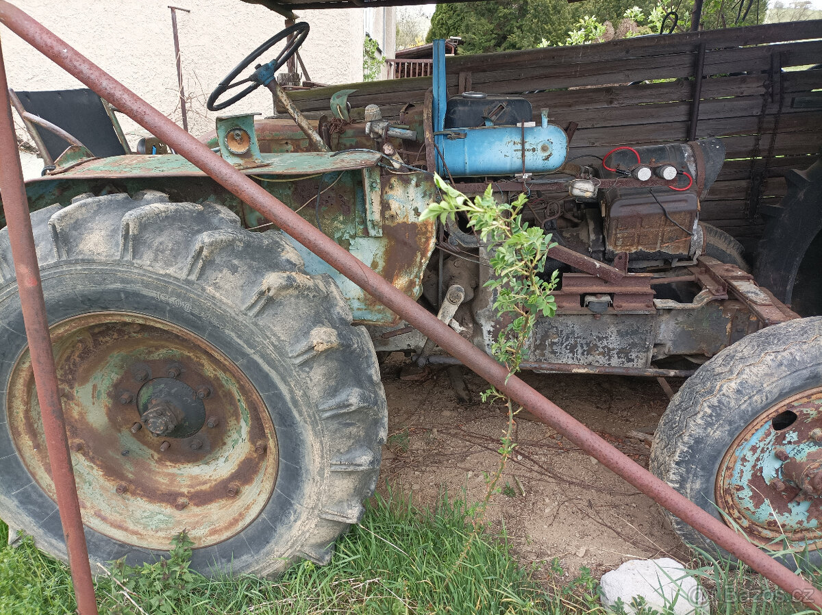 Traktor Škoda 30 osazený motorem z Trabanta jede