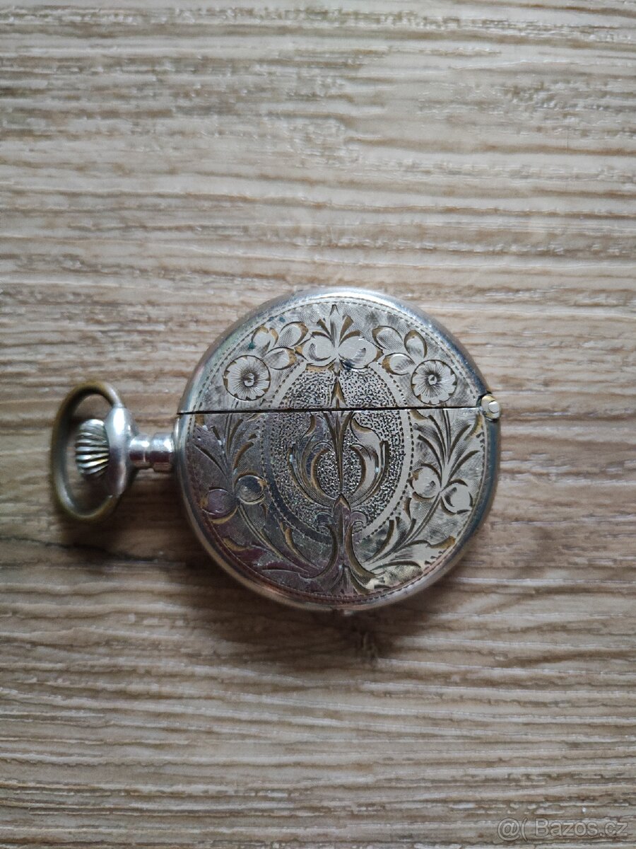 Stříbrný starožitný zapalovač