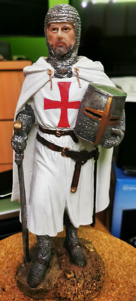 TEMPLÁŘ - figurka vysoká 25 cm ručně malovaná