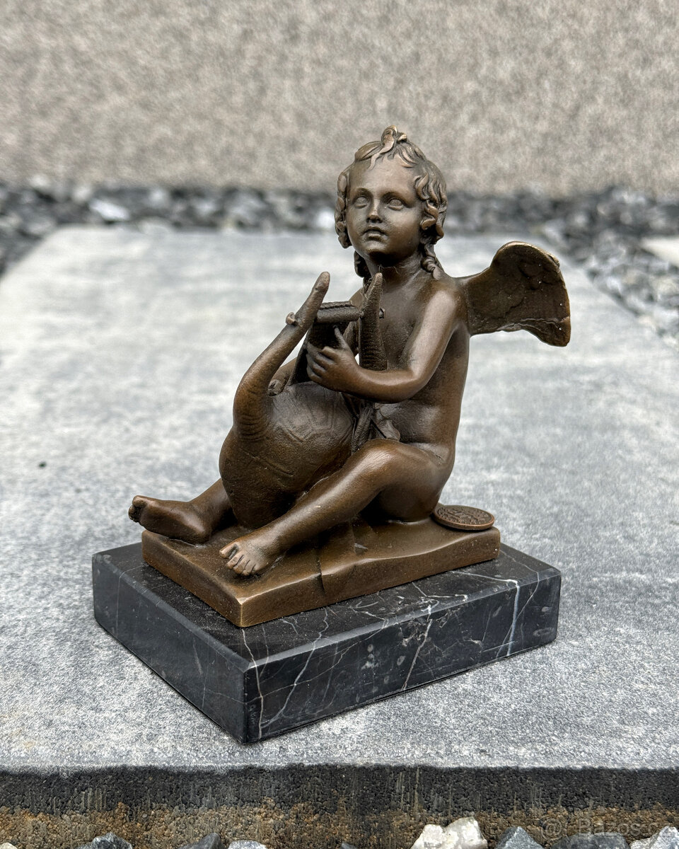 Bronzová andělská soška Putto s lyrou anděl dítě figurka