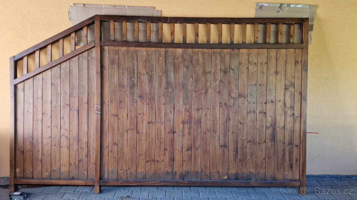 dřevěná zástěna 353x210cm