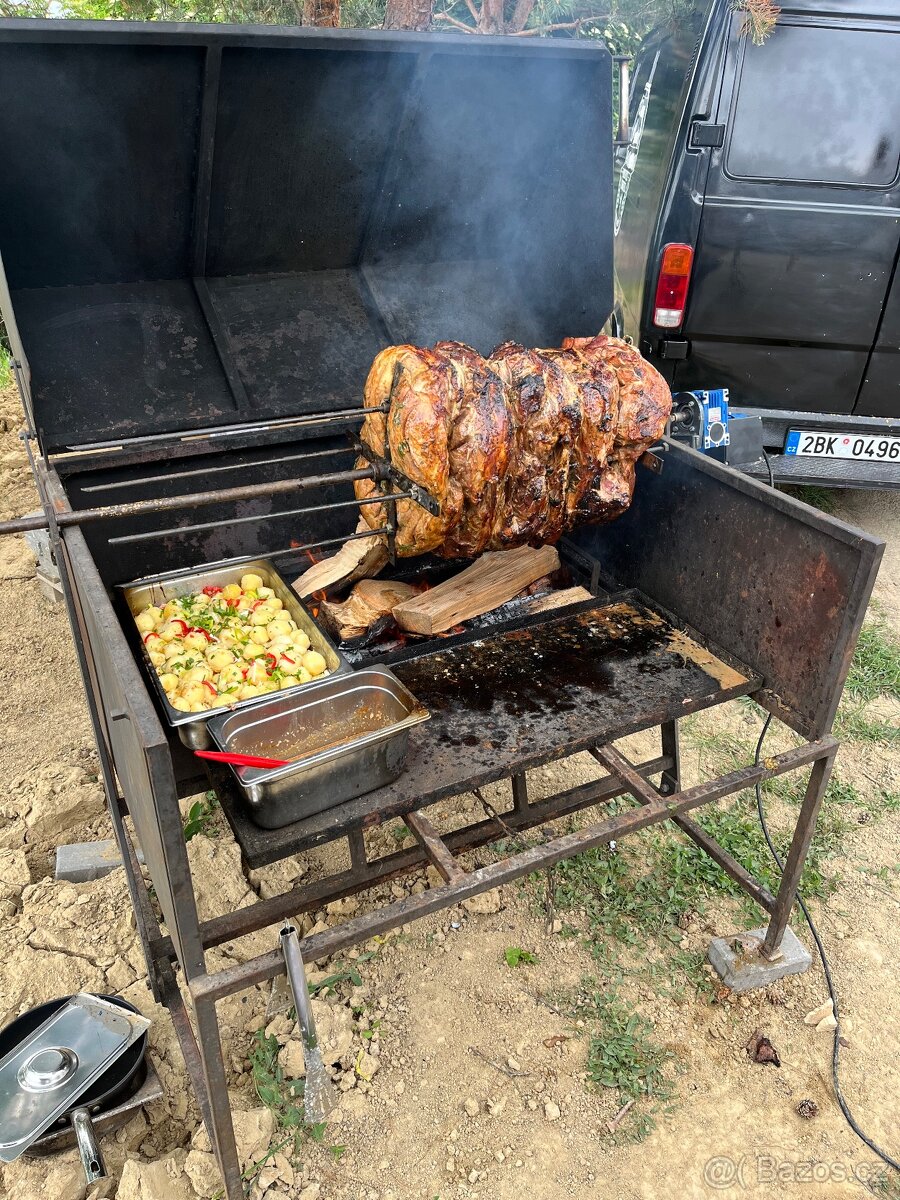 Gril na kýtu sele prase