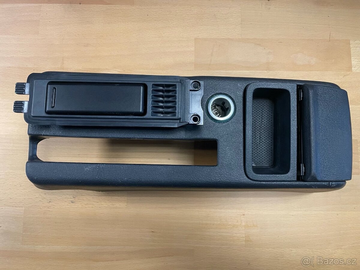 Škoda Octavia 1 středový panel s držákem pití