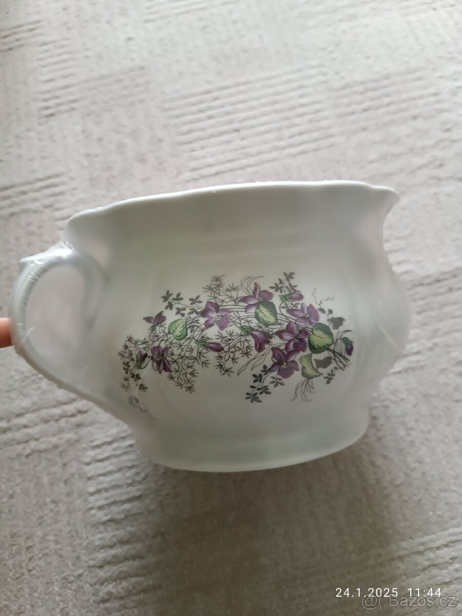 Porcelánový nočník fialky