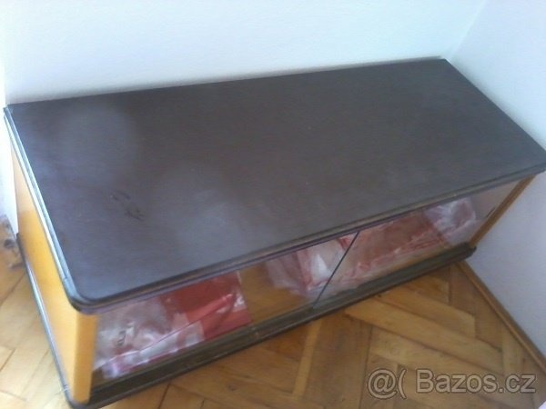 nábytek + tyče na záclony
