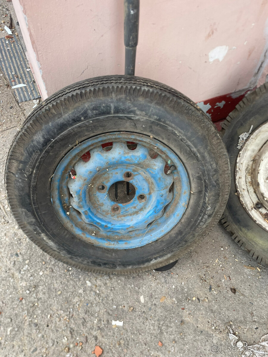 Disky a pneu na veterána Škoda