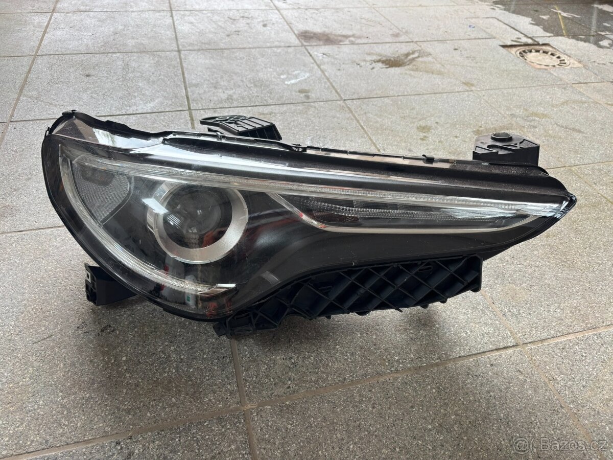 Alfa Romeo Stelvio přední světlo pravé