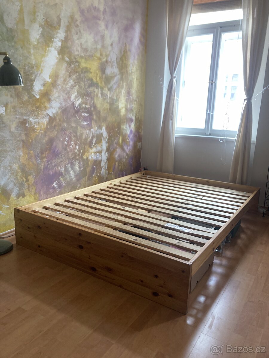 Dřevěná postel s roštem