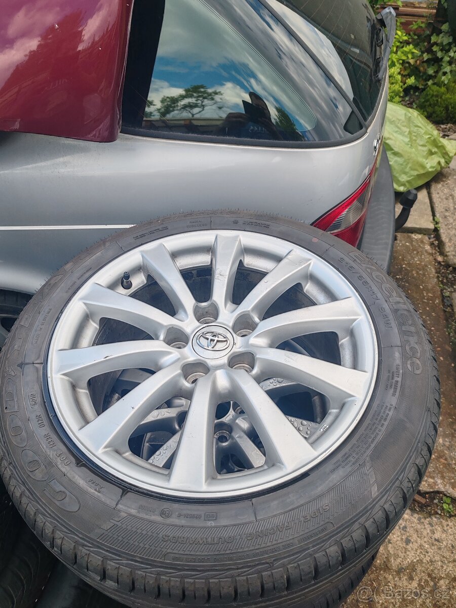 Kola Toyota se zánovním pneu