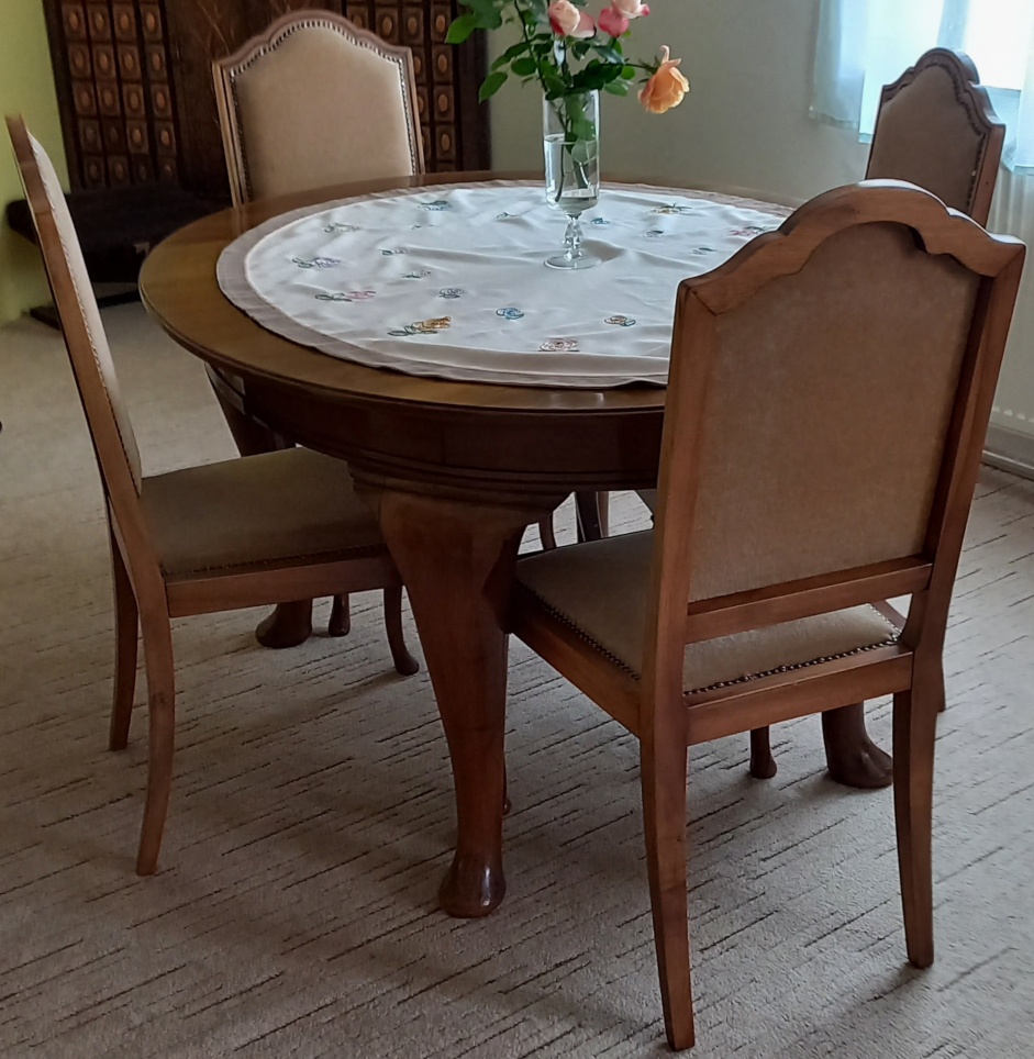 Starožitný rozkládací oválný jídelní stůl + 4 nově čalouněné