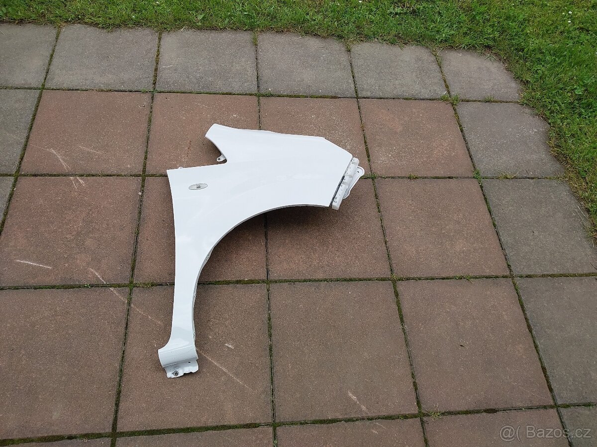 Nissan NV200 : Blatník bílý pravý