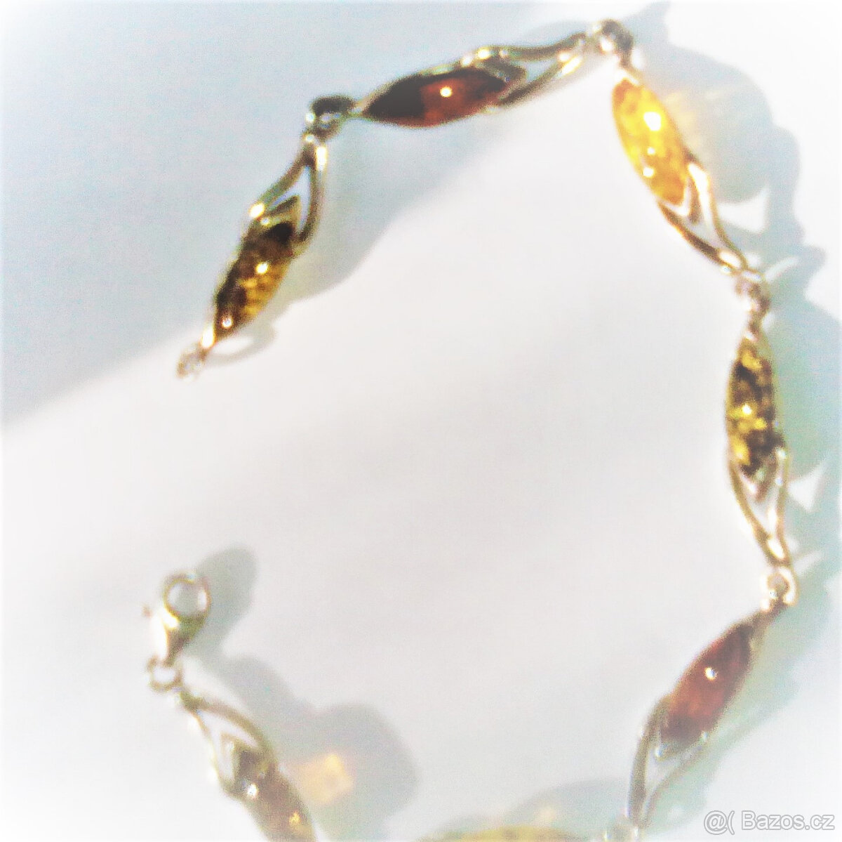 Poškozený stříbrný rhodiovaný náramek s jantary