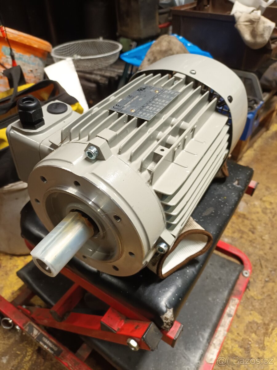 Elektromotor přirubový