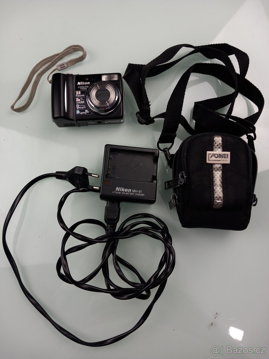 Nikon Coolpix 7900