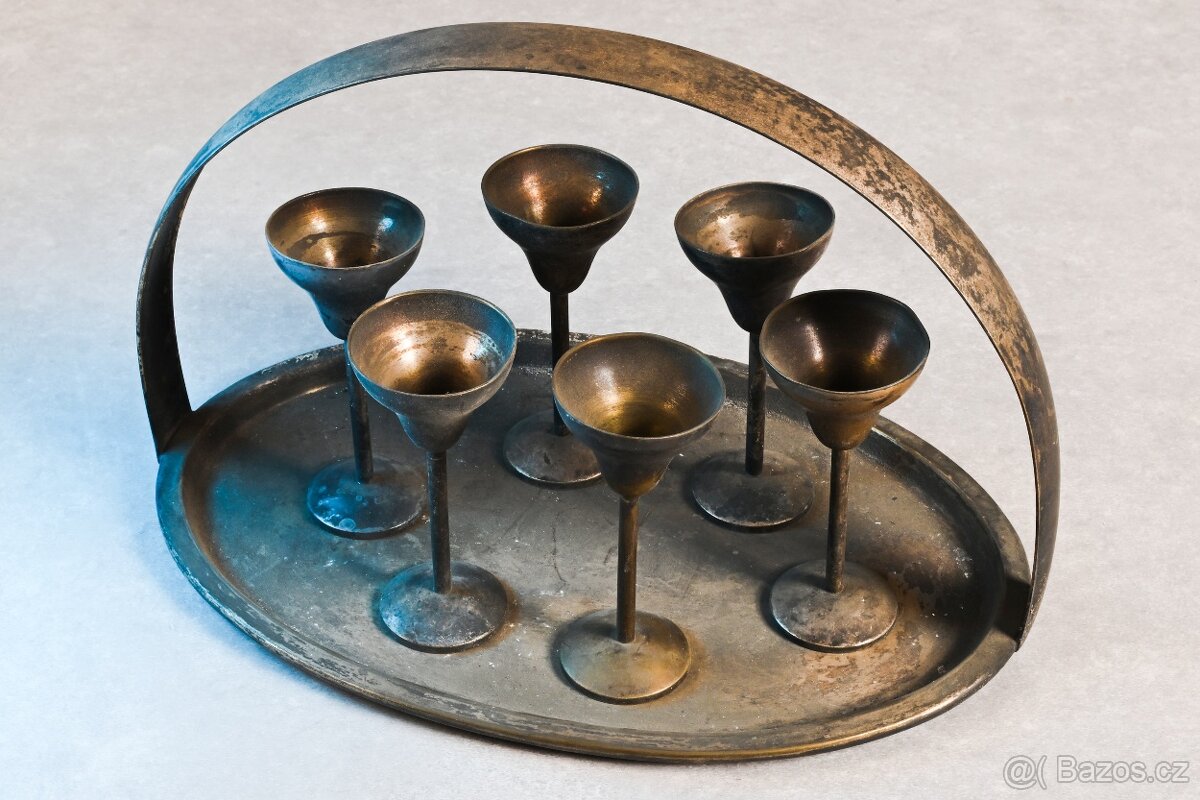 Alpakové pohárky na stopičce a tácek s madlem.