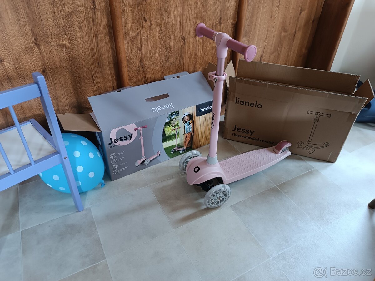 Dětská koloběžka se třemi blikajícími kolečky