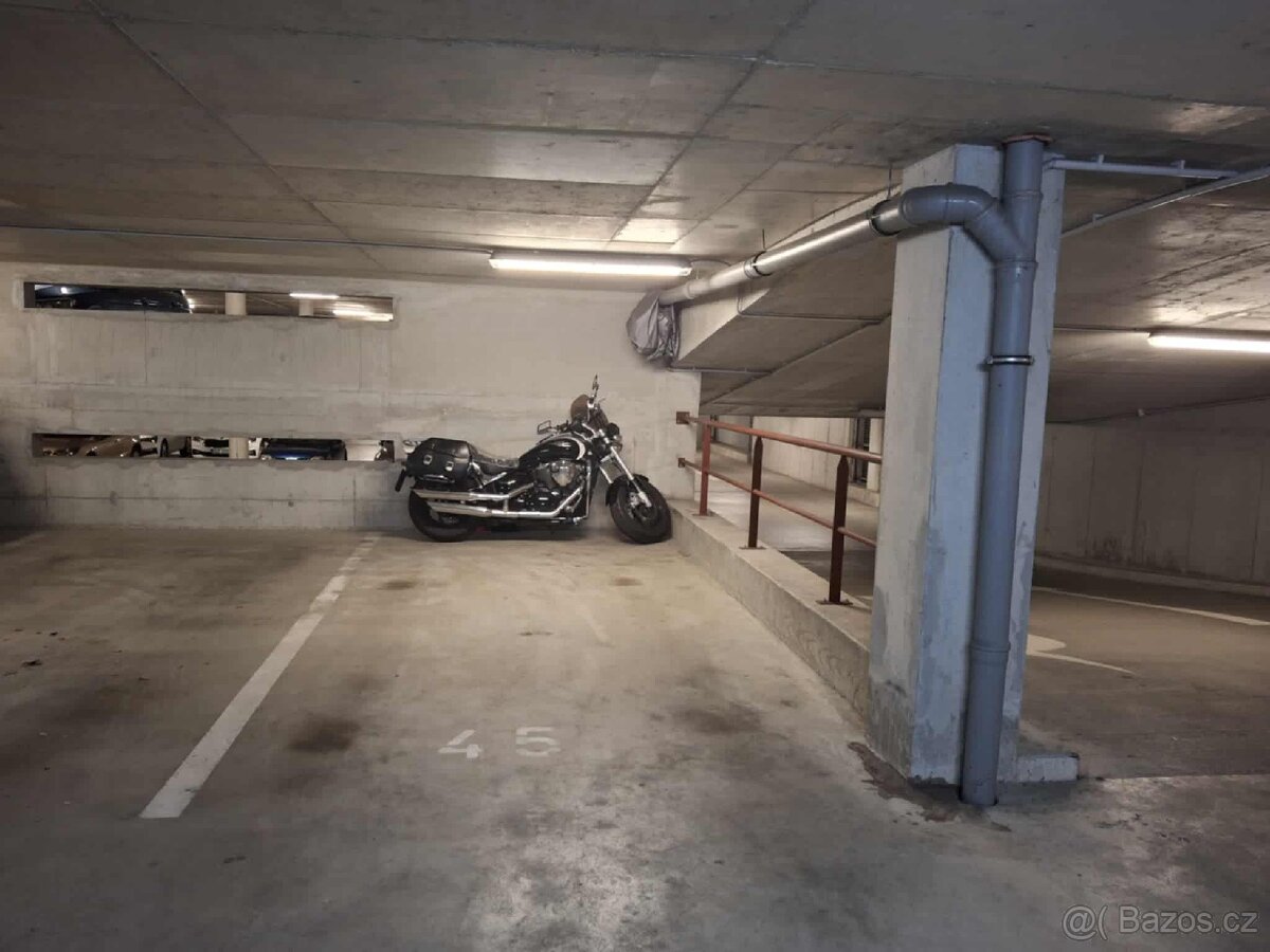 Prodám  garážové stáni v samostatném garážovém domě