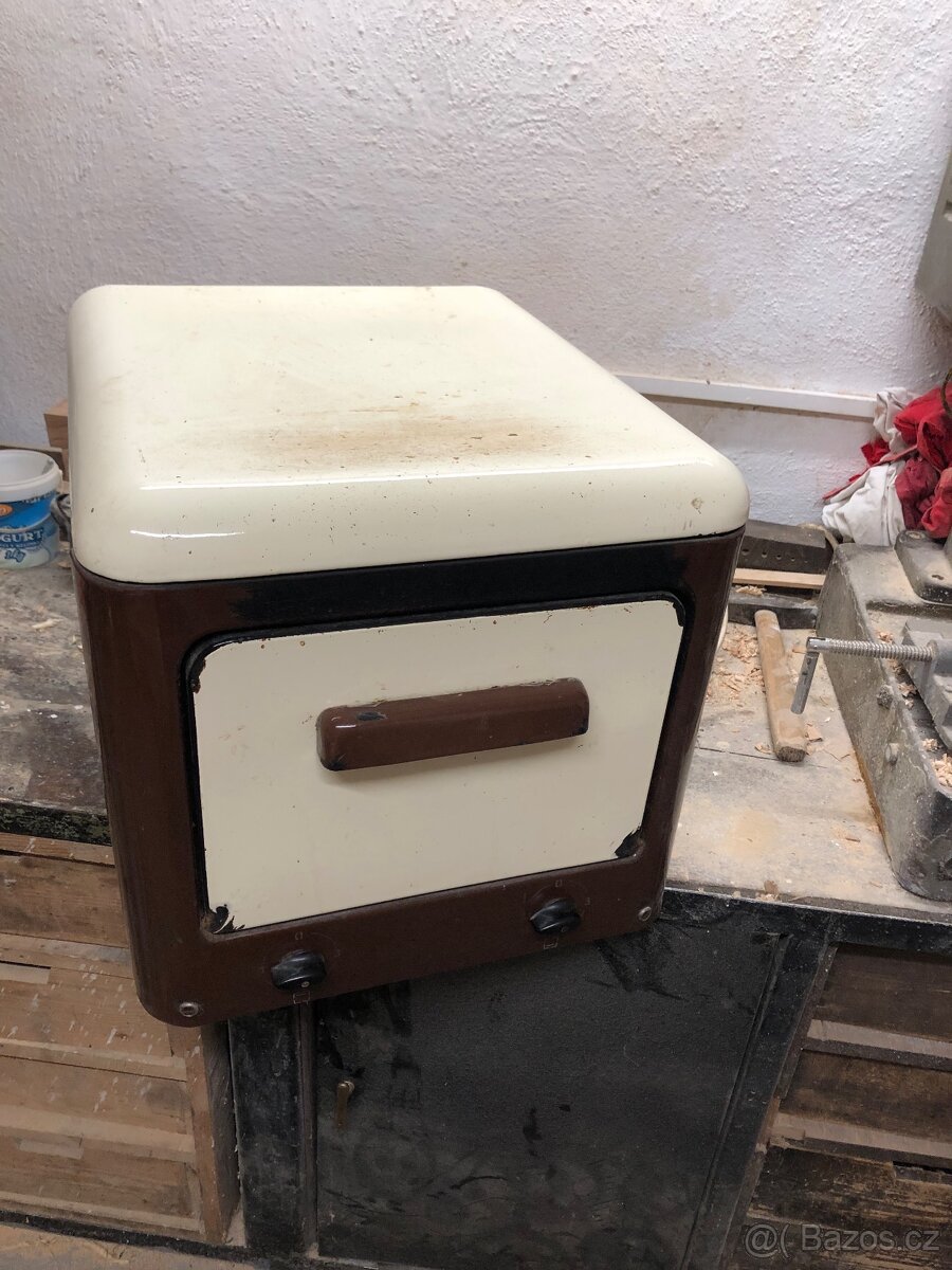 Stara pečící trouba