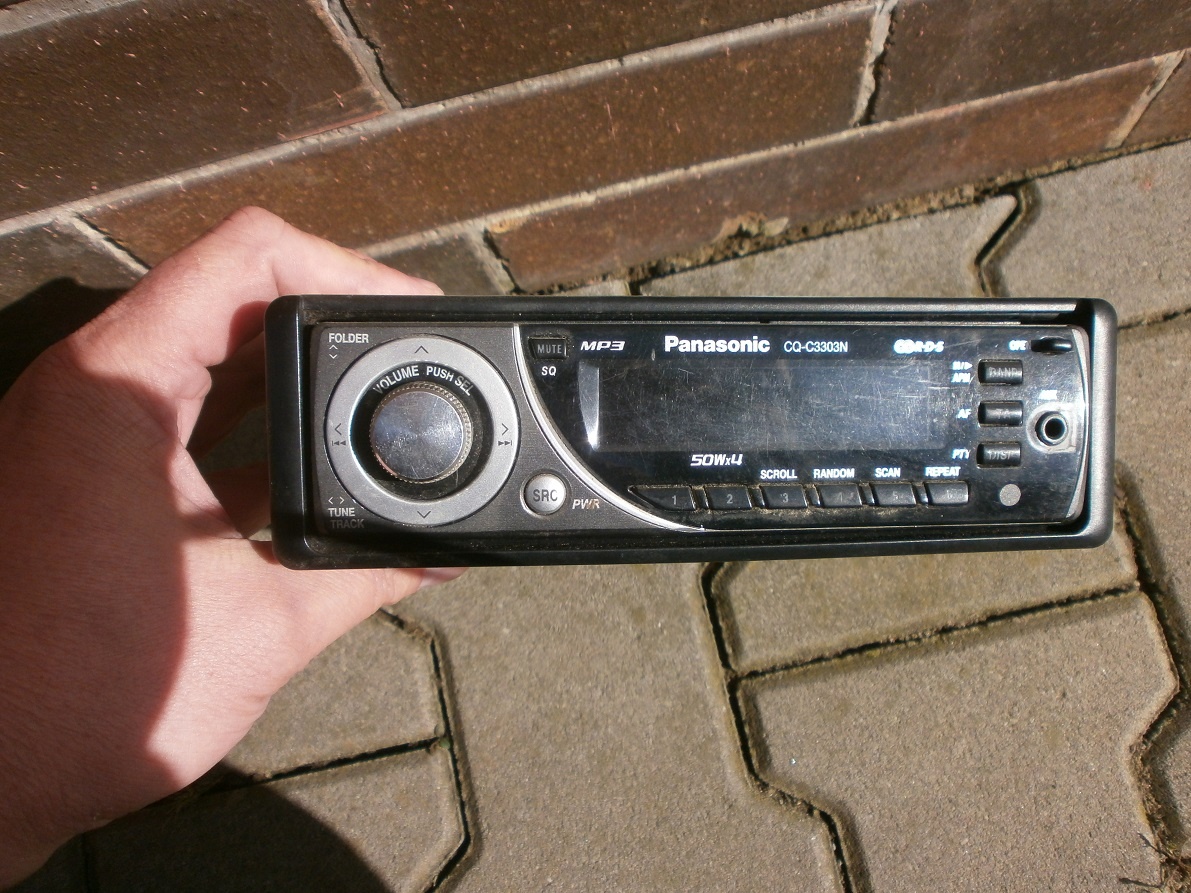 Autorádio PANASONIC CD+MP3+AUX odklápěcí panel.