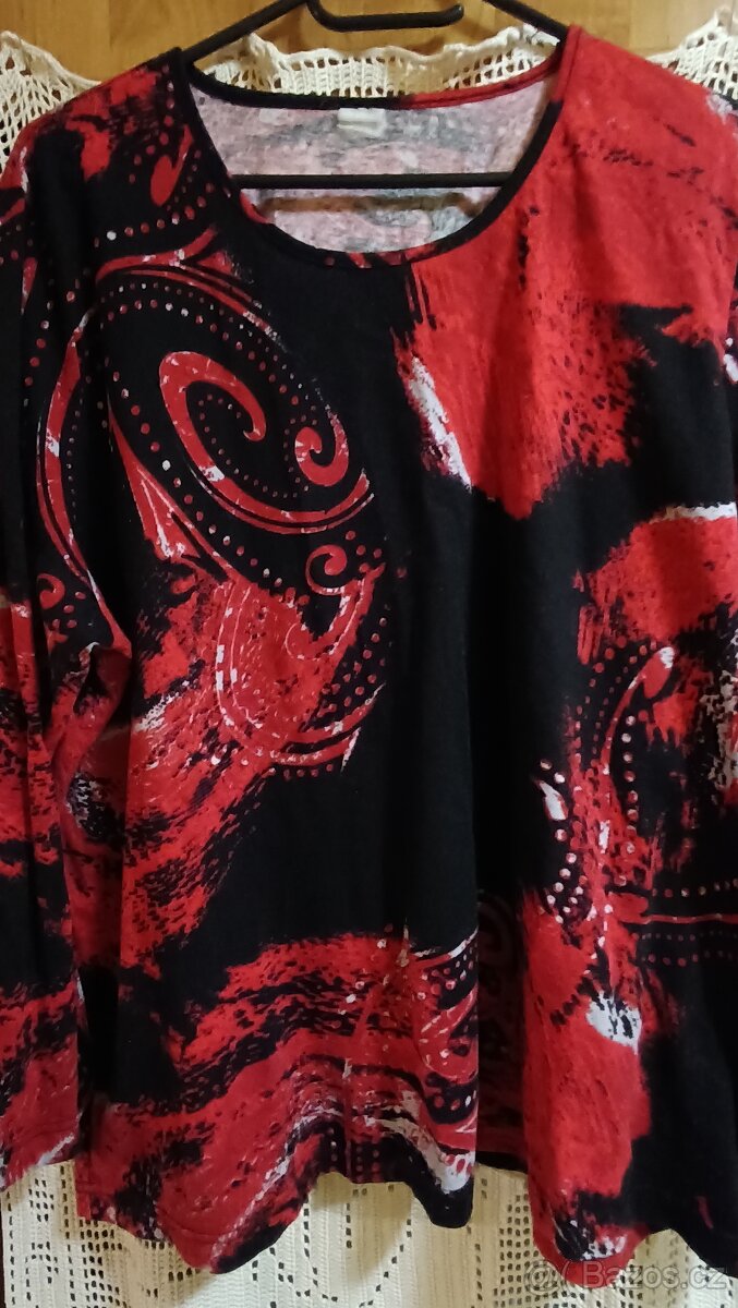 Černá halenka s červenými ornamenty vel 48/50