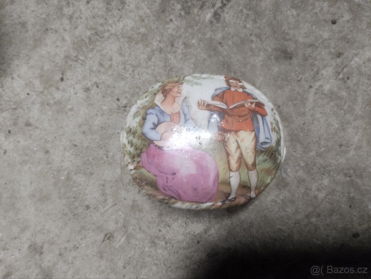 Malá porcelánová dóza