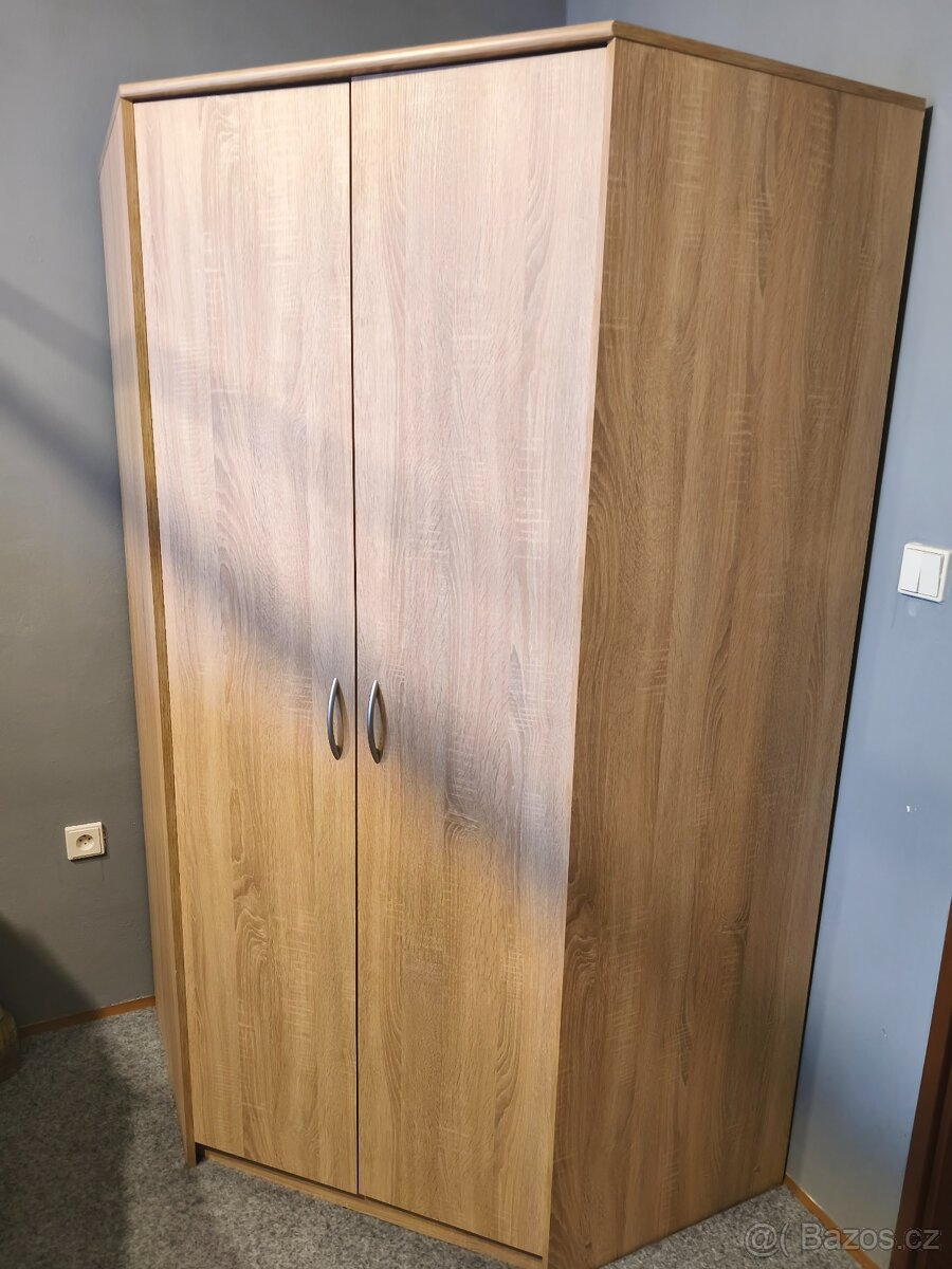 Rohová skříň