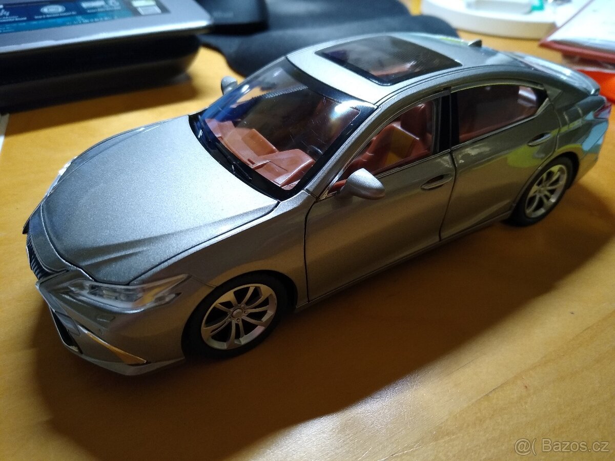 NOVÝ LEXUS ES400 Hybrid M 1:24, otevírací, baterie