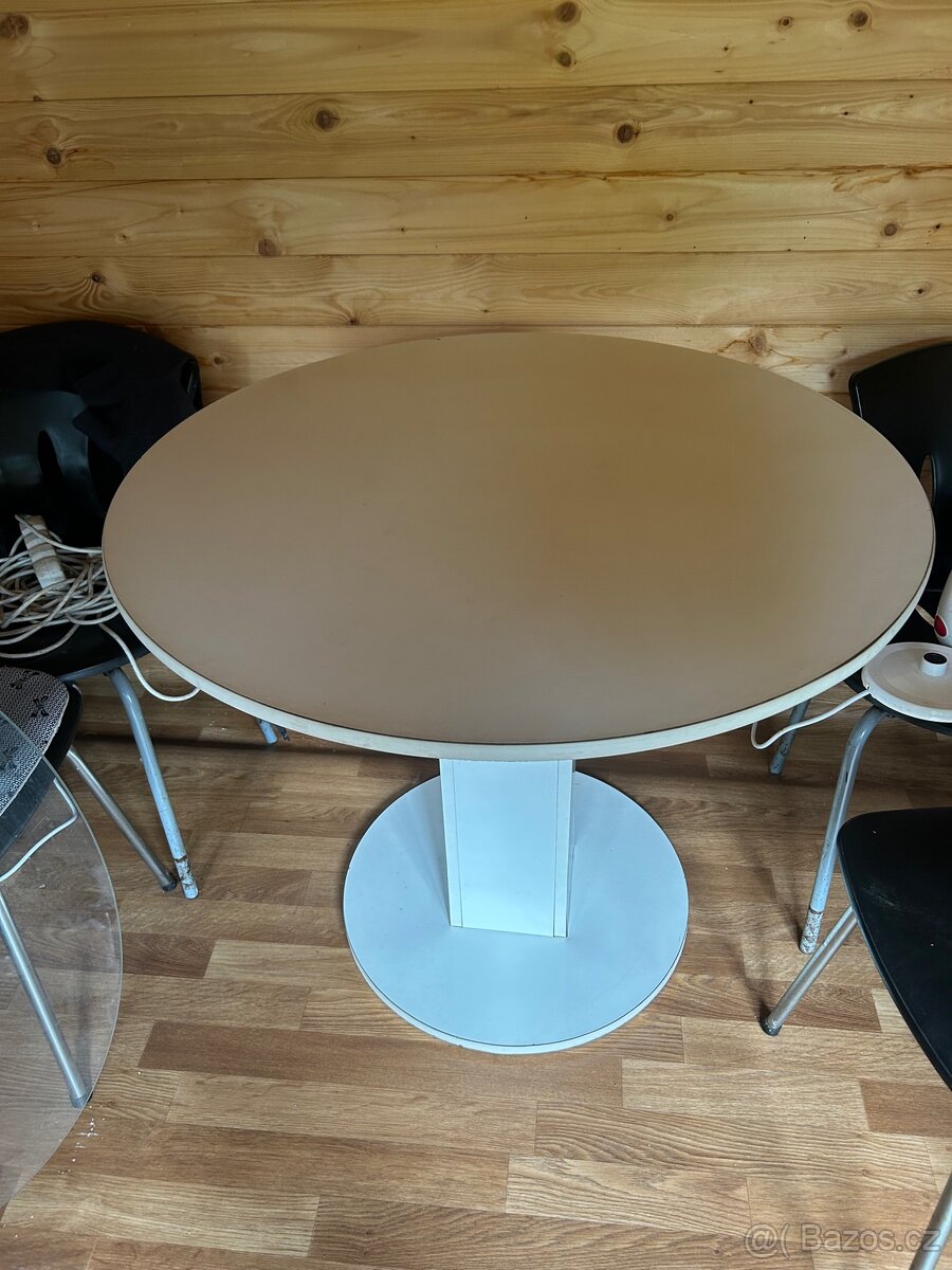 Kulatý stůl průměr 60
