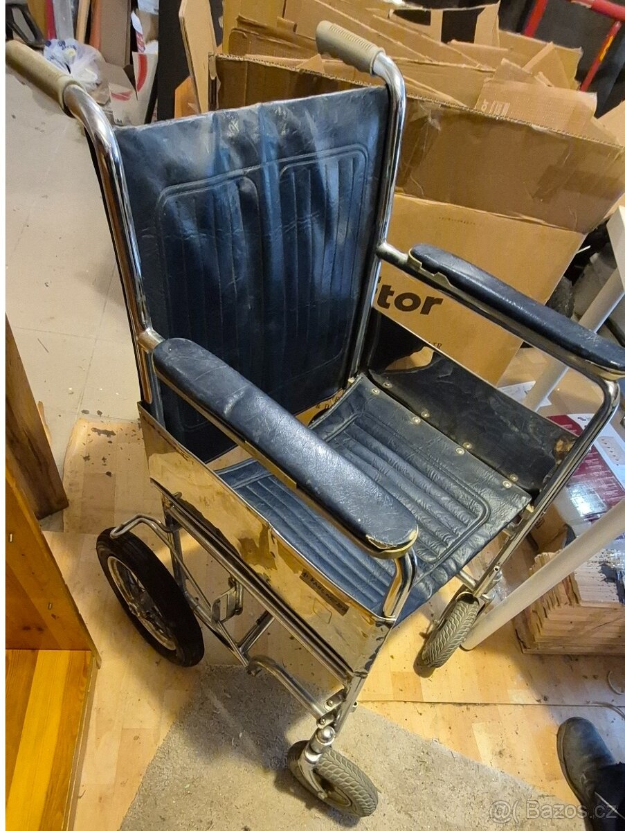 KOLEČKOVÉ KŘESLO PRO INVALIDU