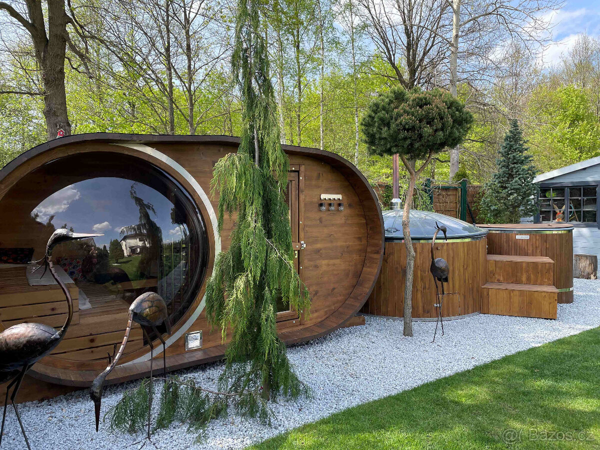 Oválná sauna s panoramatickým oknem