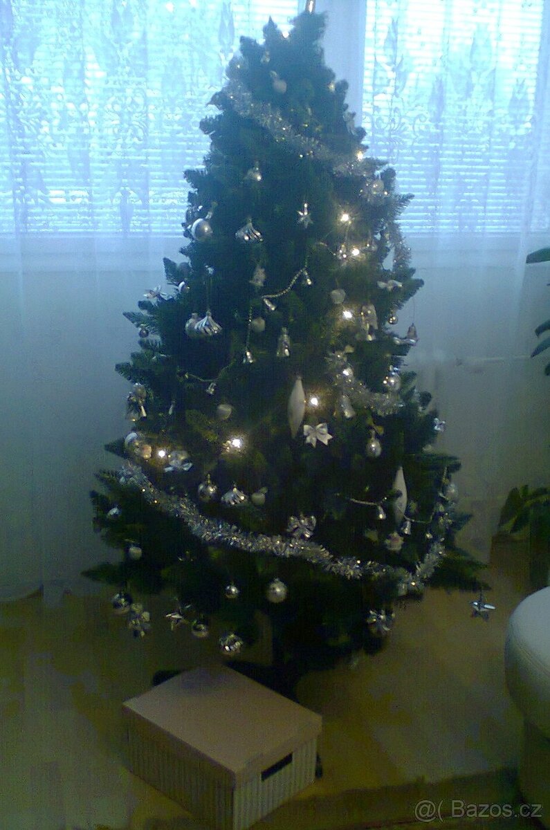 VÁNOČNÍ STROMEČEK CCA 160 CM