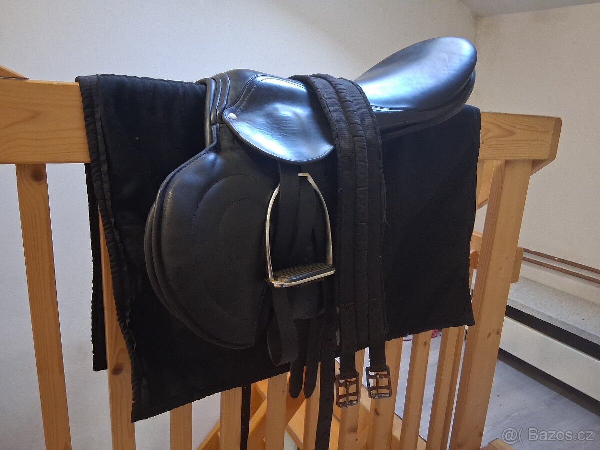 Uzdečky a sedlo