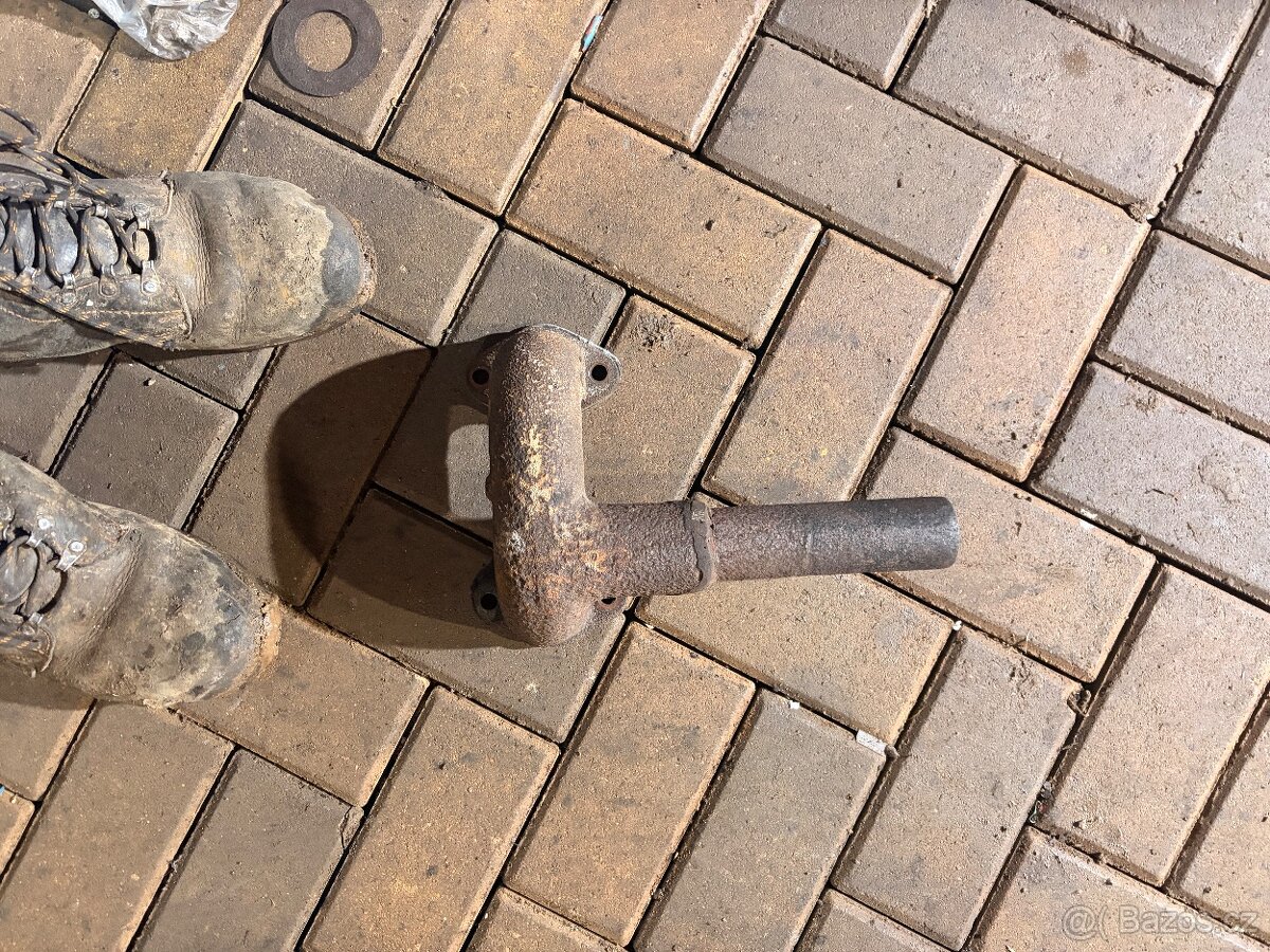 Zetor 25 výfukový svod