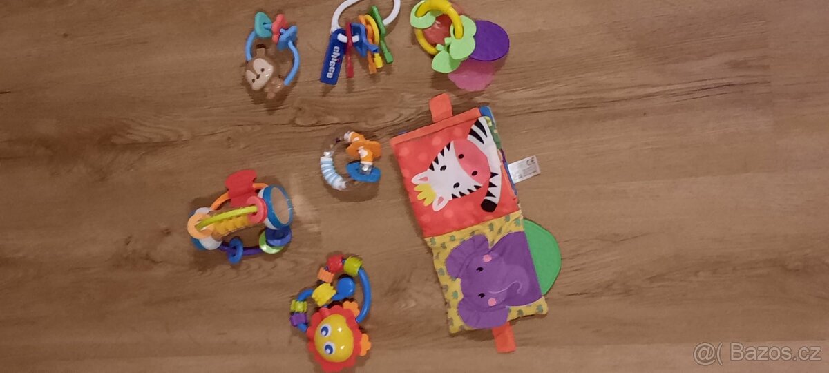 Drobné hračky pro mimi