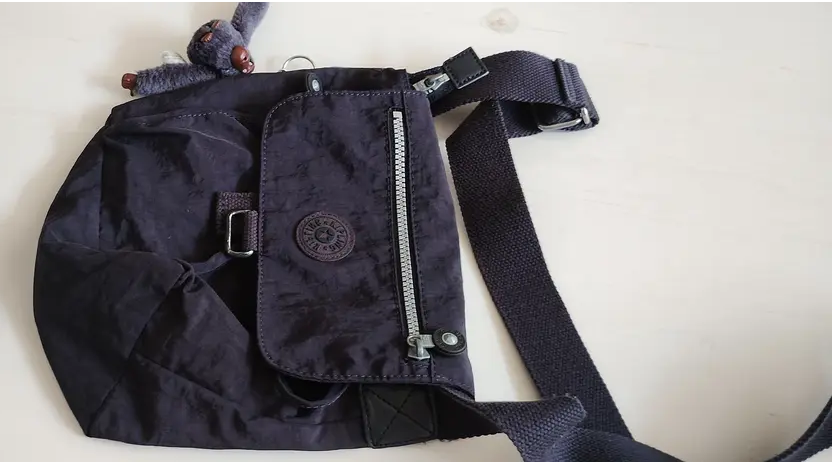 Tmavomodrá kabelka Kipling