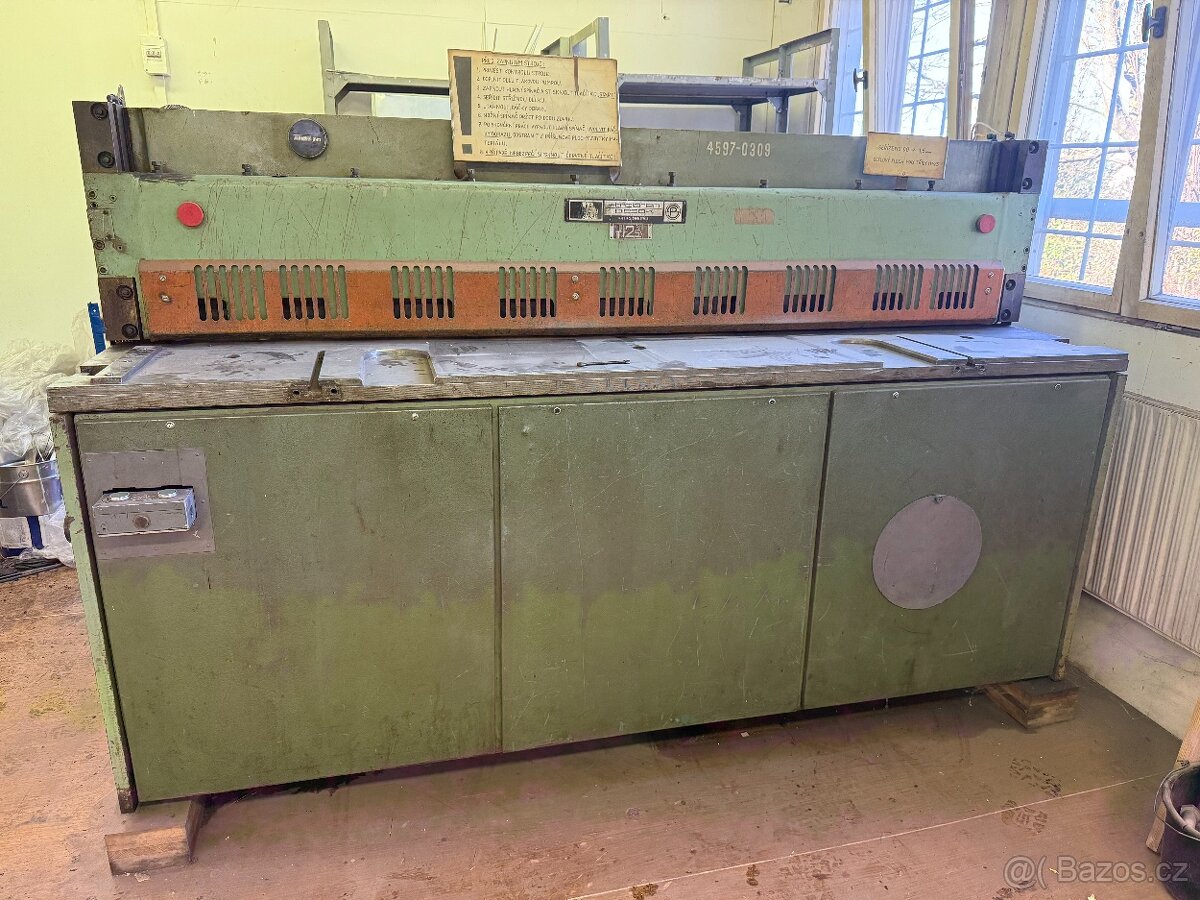 Tabulové nůžky NTE 2000/2,5