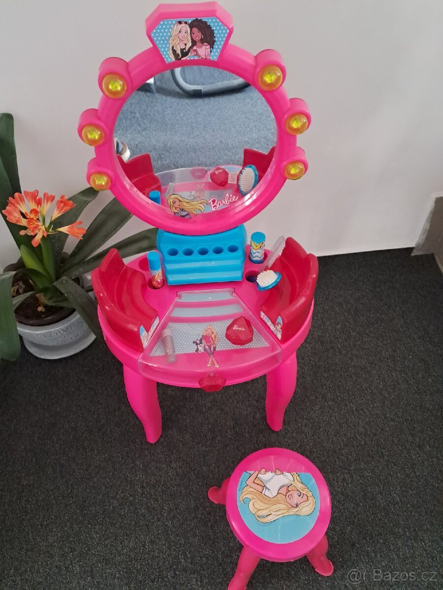 Toaletní stolek Barbie