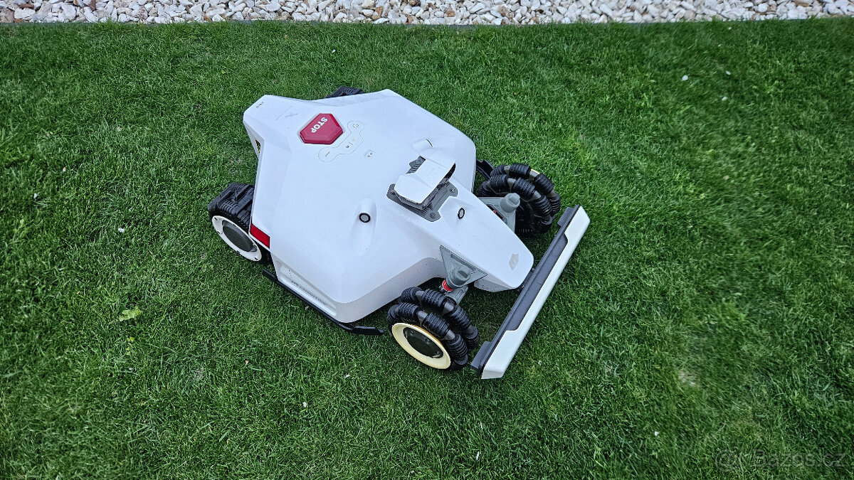 LUBA 2 AVD 10 000 robotická sekačka GPS bez drátů