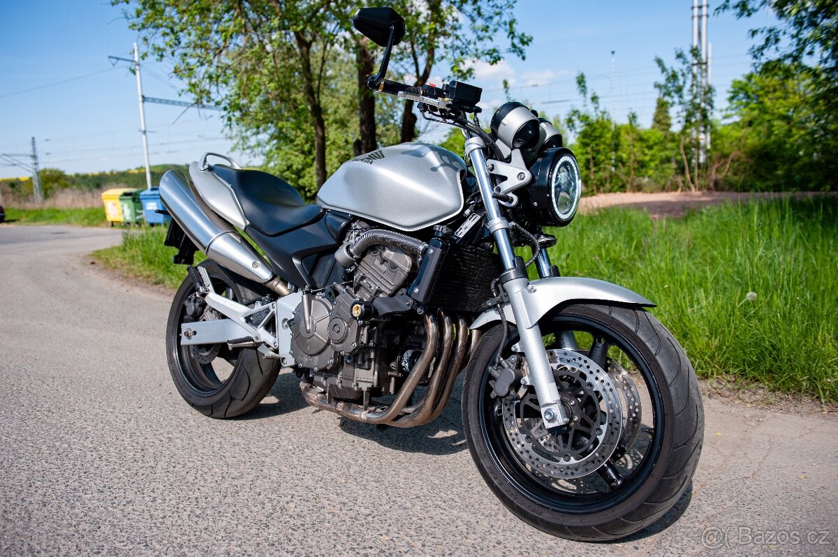 Honda CB600 Hornet s moderním LED světlem