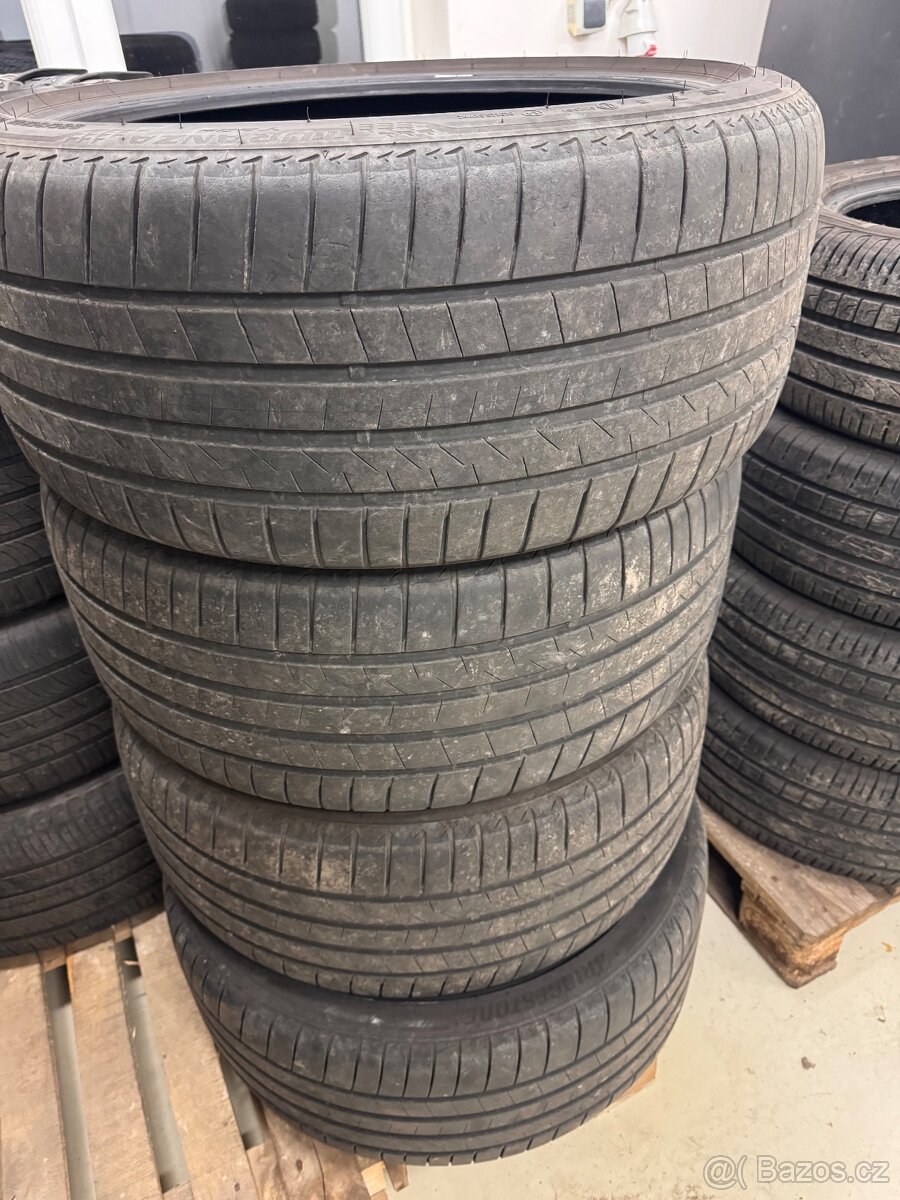 285 35 r22