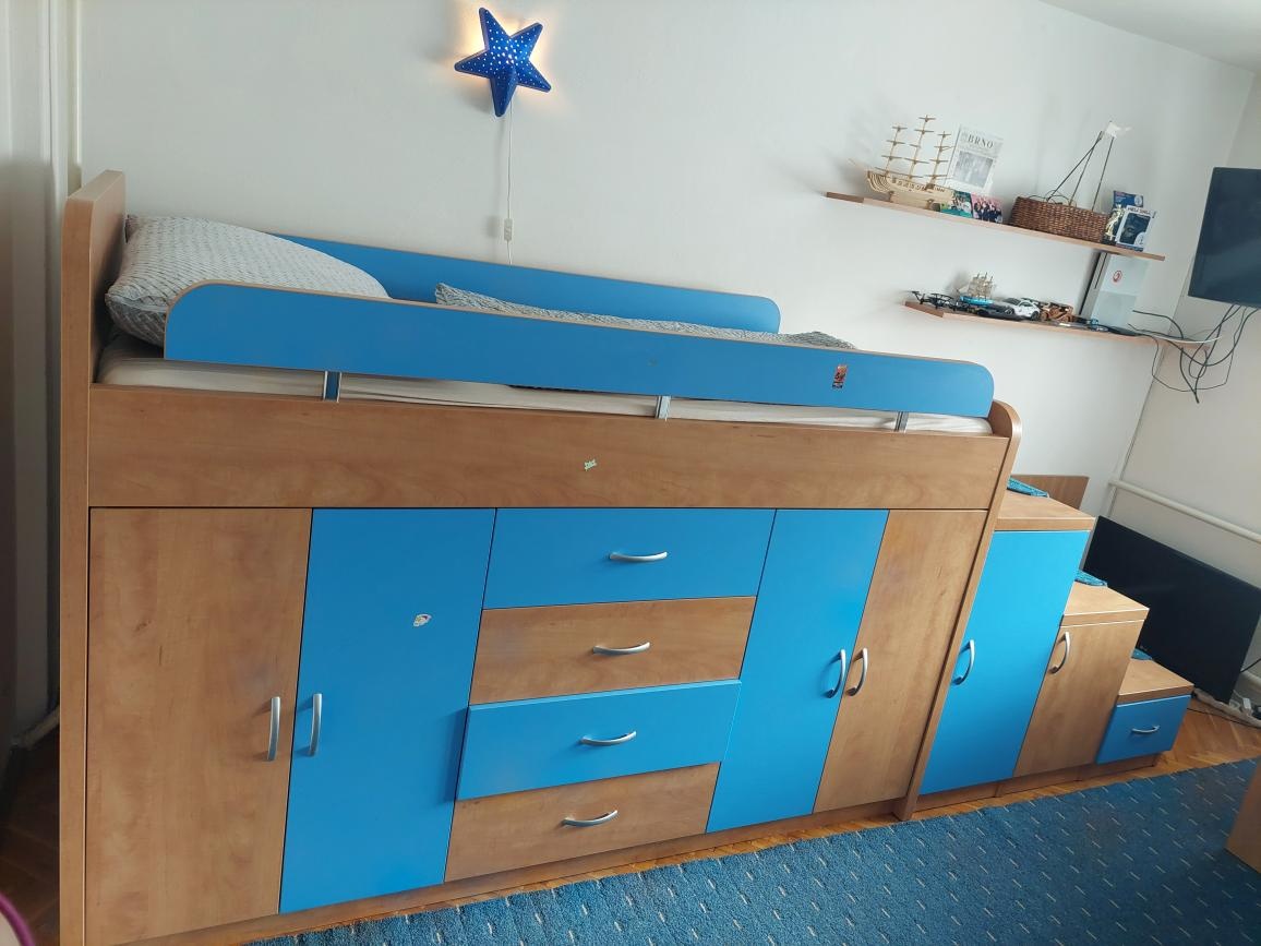 Patrová postel