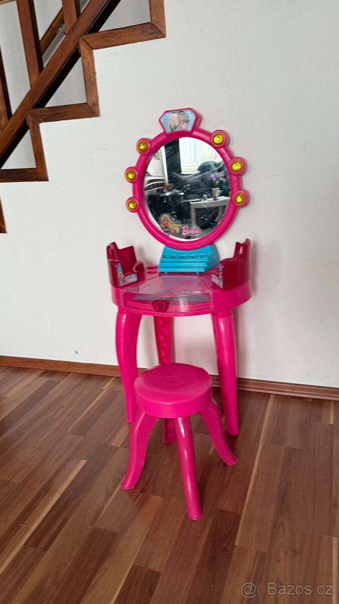 Dívčí kosmetický stolek