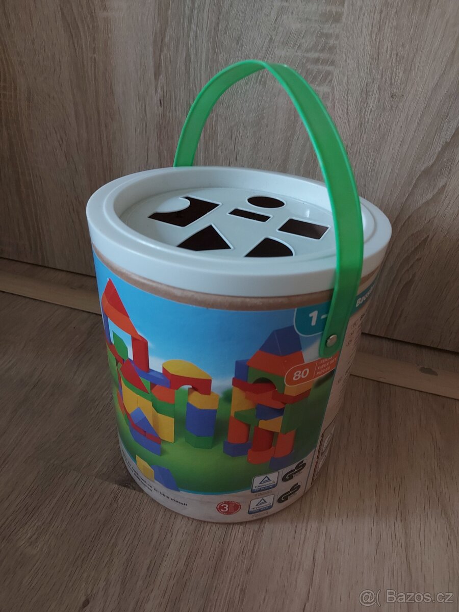 dřevěné kostky v kyblíku