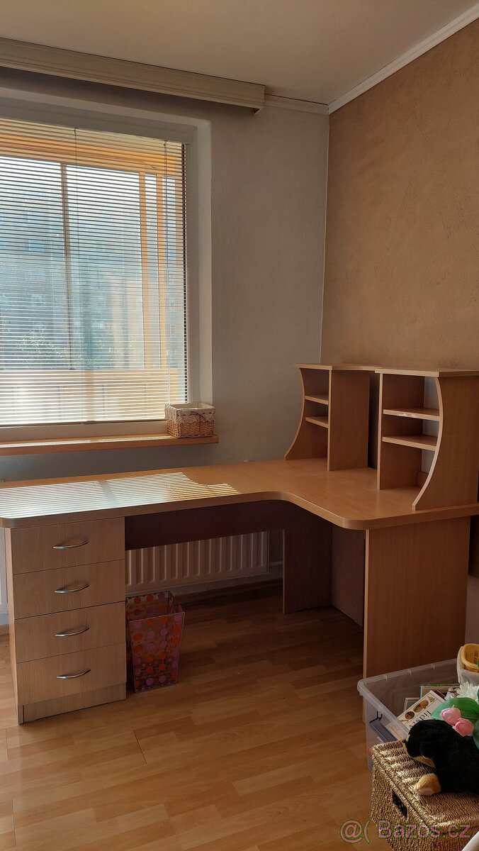 Masivní rohový psací stůl s policemi – 170 × 80 cm